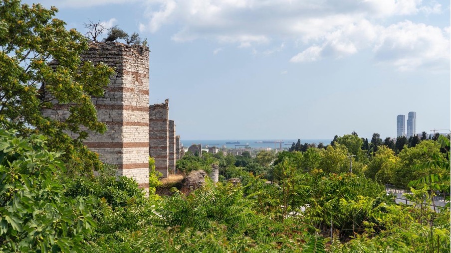 Sophie-Therese Trenka-Dalton, The Land Walls of Istanbul: View from the Theodosian Walls towards the Sea of Marmara in the South, 2022, video, 2021’den bu yana devam eden çalışma, görsel sanatçının izniyle.