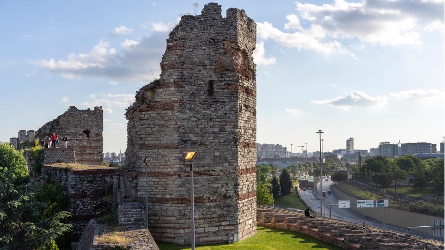 Sophie-Therese Trenka-Dalton, The Land Walls of Istanbul: View from the Theodosian Walls towards the Sea of Marmara in the South, 2022, video, 2021’den bu yana devam eden çalışma, görsel sanatçının izniyle.